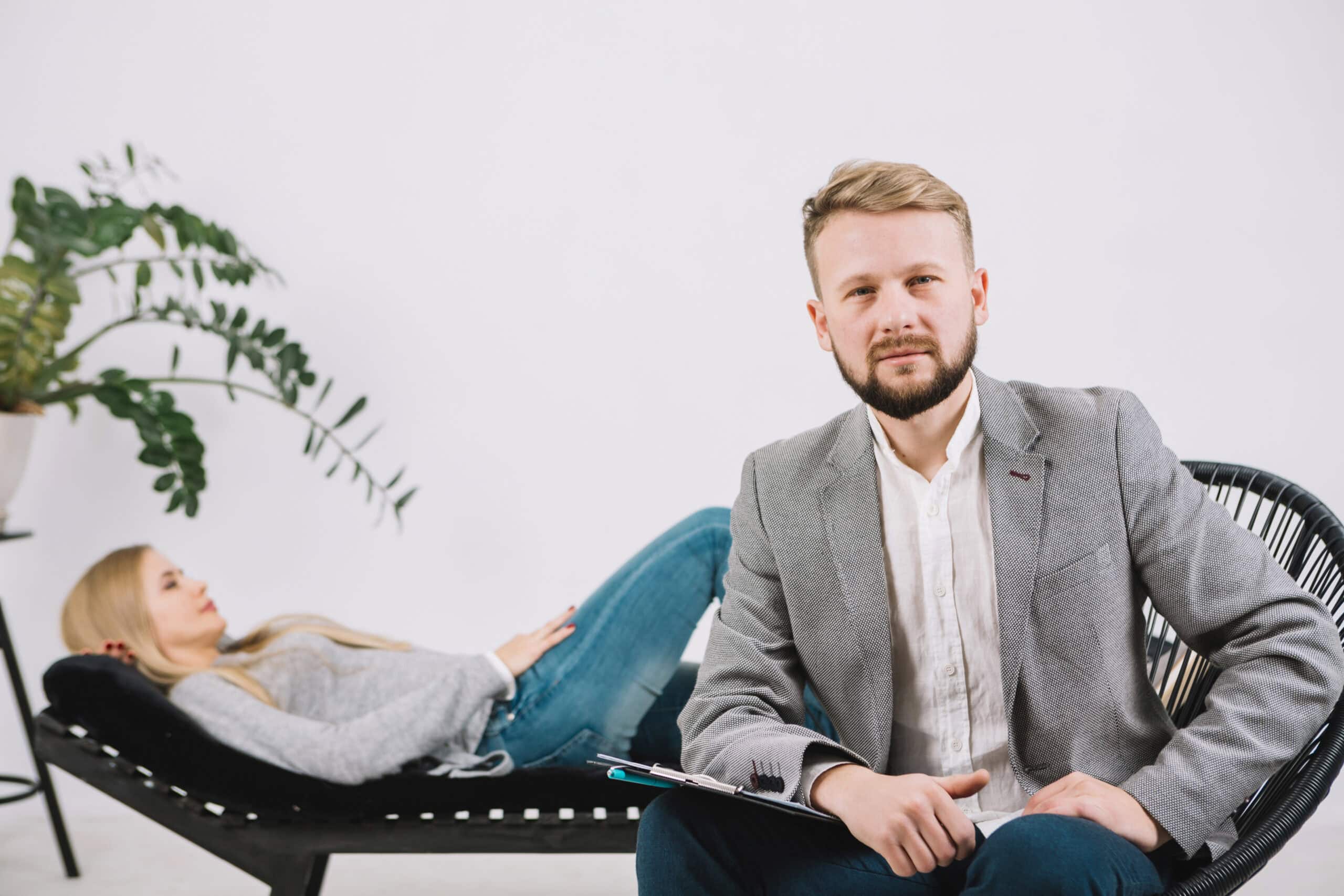 confident-male-psychologist-sitting-chair-front-her-female-patient Hipnose clínica